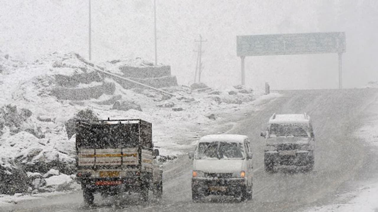 ശ്രീനഗറിൽ കനത്ത മഞ്ഞുവീഴ്ച; രണ്ട് വിമാനങ്ങൾ റദ്ദാക്കി ശ്രീനഗറിൽ കനത്ത മഞ്ഞുവീഴ്ച; രണ്ട് വിമാനങ്ങൾ റദ്ദാക്കി