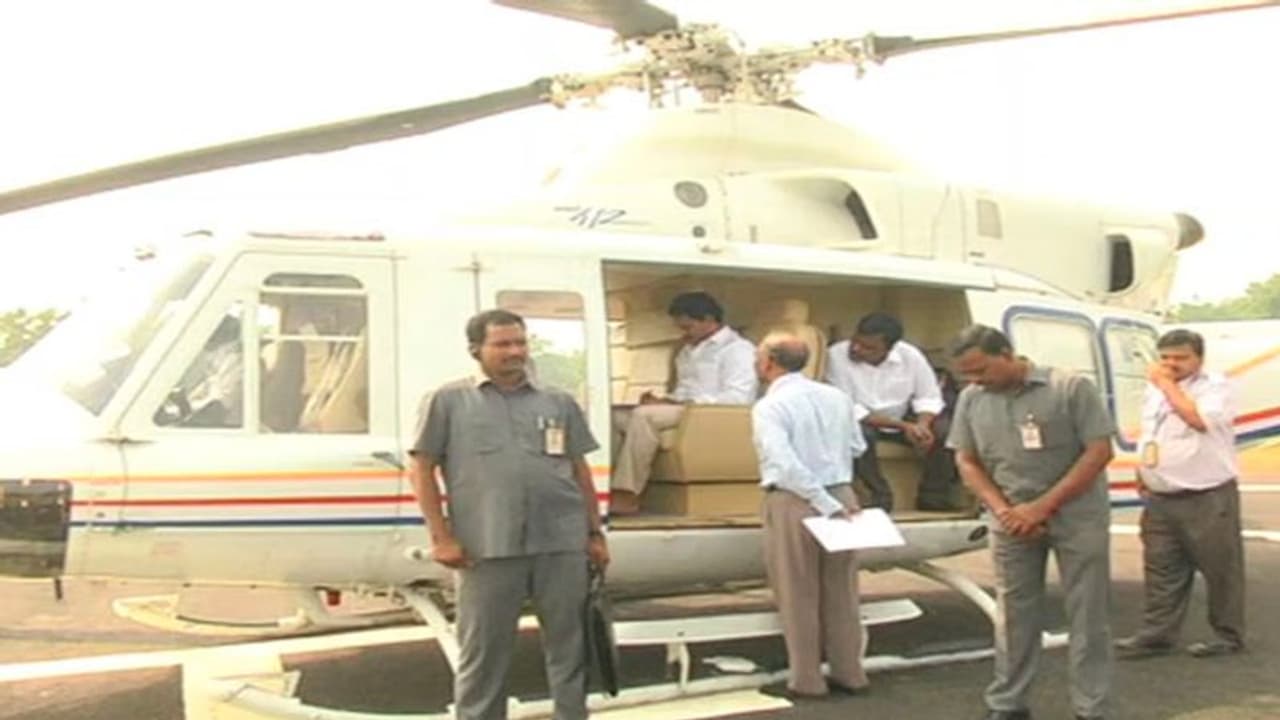 విశాఖ గ్యాస్ లీక్ దుర్ఘటన: కాసేపట్లో విశాఖకు చేరుకోనున్న సీఎం జగన్ విశాఖ గ్యాస్ లీక్ దుర్ఘటన: కాసేపట్లో విశాఖకు చేరుకోనున్న సీఎం జగన్