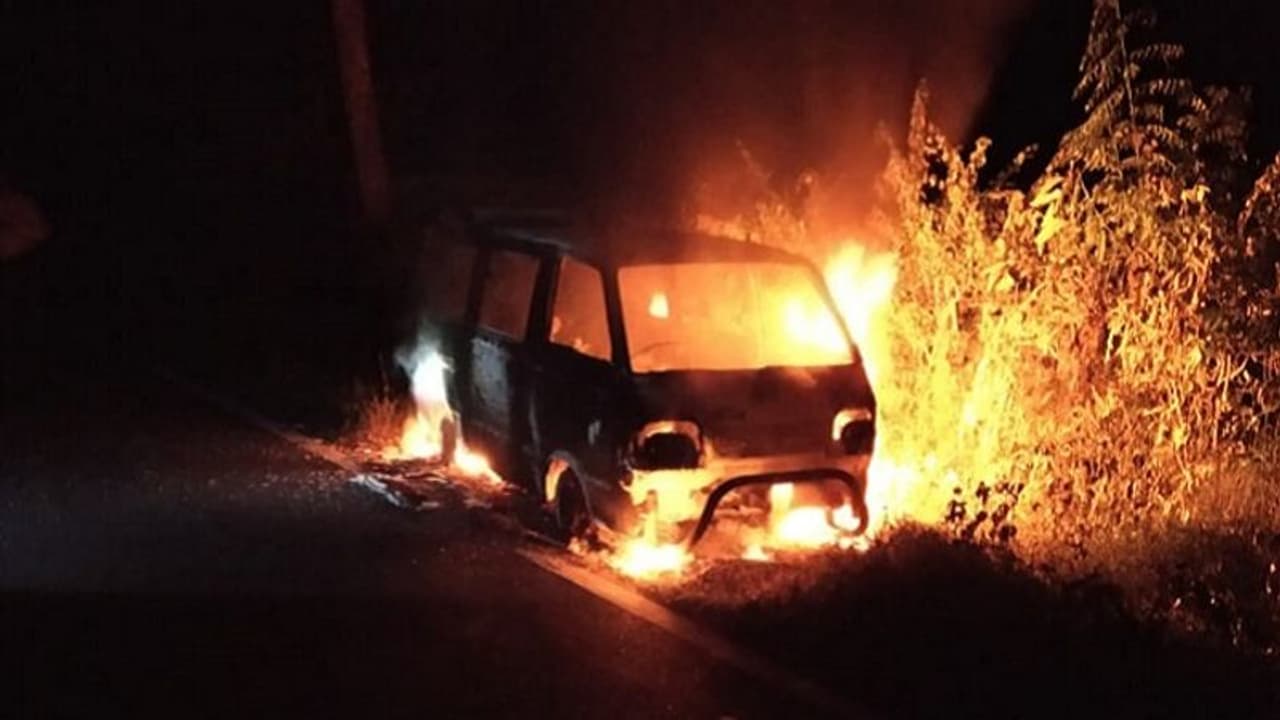 ಕೊಡಗು: ಚಲಿಸುತ್ತಿದ್ದ ವ್ಯಾನ್ಗೆ ತಡರಾತ್ರಿ ಅಚಾನಕ್ ಬೆಂಕಿ ಕೊಡಗು: ಚಲಿಸುತ್ತಿದ್ದ ವ್ಯಾನ್ಗೆ ತಡರಾತ್ರಿ ಅಚಾನಕ್ ಬೆಂಕಿ