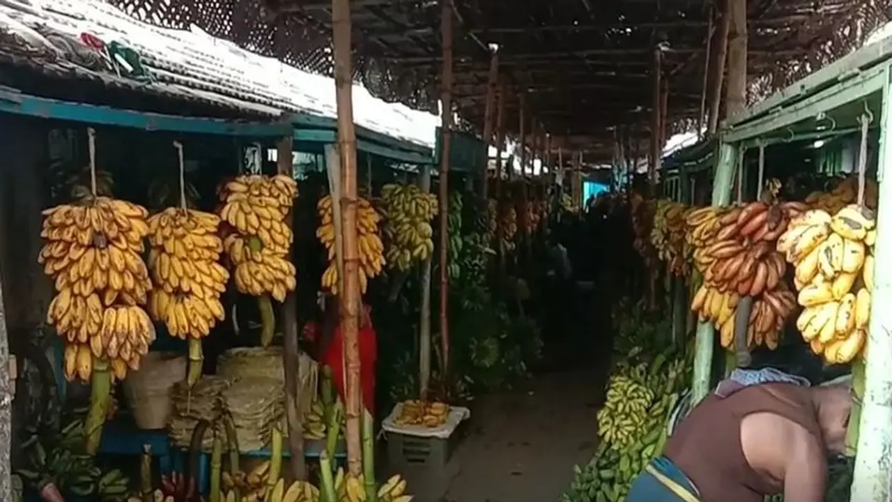 வாழைப்பழத்துக்காக நடந்த அக்கப்போர்..! பெட்டிக்கடைக்காரரை ஓட ஓட தாக்கிய வாலிபர்கள்..! வாழைப்பழத்துக்காக நடந்த அக்கப்போர்..! பெட்டிக்கடைக்காரரை ஓட ஓட தாக்கிய வாலிபர்கள்..!