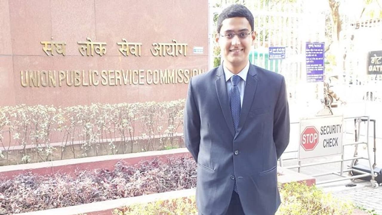 22 साल की उम्र में पहले ही अटेम्प्ट में क्रैक किया यूपीएससी एग्जाम, नहीं ली कोई कोचिंग 22 साल की उम्र में पहले ही अटेम्प्ट में क्रैक किया यूपीएससी एग्जाम, नहीं ली कोई कोचिंग
