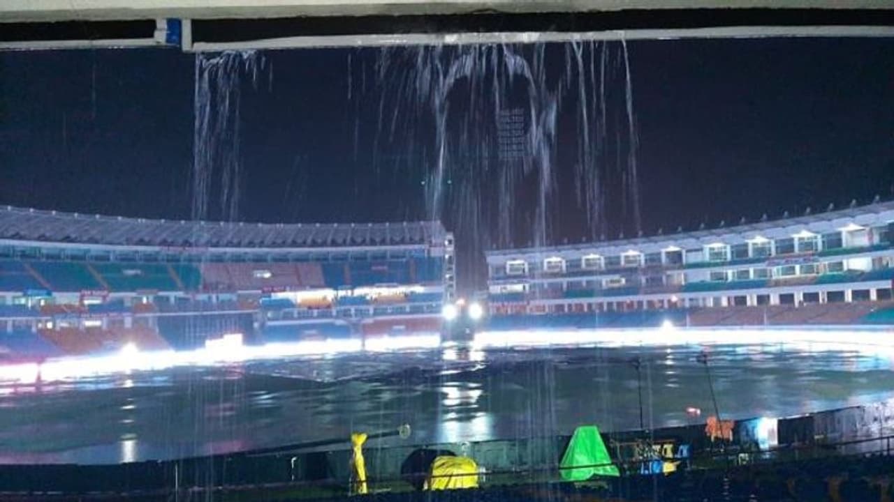 বুধবারের বৃষ্টিতে রাজকোটের মাঠ সুইমিং পুল, সিরিজ জয়ের স্বপ্নে ‘মহা’ ধাক্কা রোহিতদের বুধবারের বৃষ্টিতে রাজকোটের মাঠ সুইমিং পুল, সিরিজ জয়ের স্বপ্নে ‘মহা’ ধাক্কা রোহিতদের