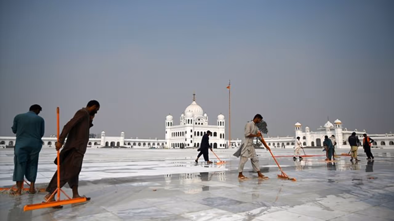 Kartarpur Corridor: Pakistan makes U turn, Army chief says passport 'must' for Indian pilgrims Kartarpur Corridor: Pakistan makes U turn, Army chief says passport 'must' for Indian pilgrims
