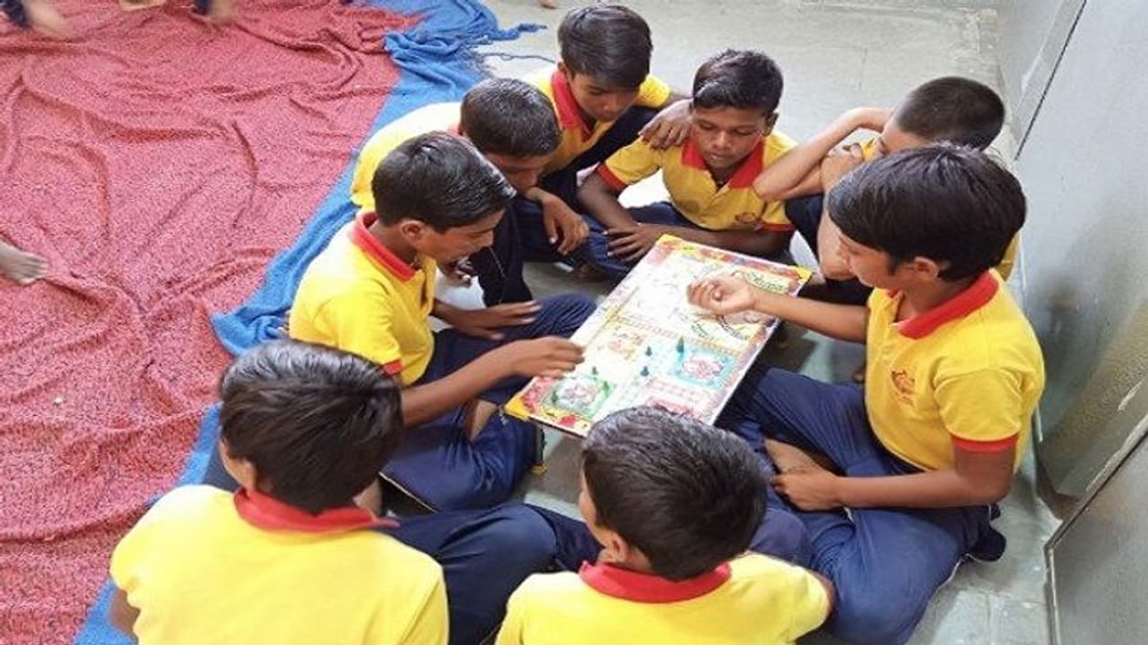 ಅಮೆರಿಕದ ಡಾಕ್ಟರೇಟ್ ಆಫರ್ ತಿರಸ್ಕರಿಸಿ ಬಡ ಮಕ್ಕಳ ವಿದ್ಯಾಭ್ಯಾಸಕ್ಕೆ ಯುವ ದಂಪತಿ ನೆರವು! ಅಮೆರಿಕದ ಡಾಕ್ಟರೇಟ್ ಆಫರ್ ತಿರಸ್ಕರಿಸಿ ಬಡ ಮಕ್ಕಳ ವಿದ್ಯಾಭ್ಯಾಸಕ್ಕೆ ಯುವ ದಂಪತಿ ನೆರವು!