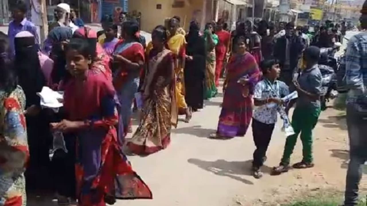 ಕೋಲಾರ: ಚುನಾವಣೆ ಪ್ರಚಾರದಲ್ಲಿ ಮಕ್ಕಳ ಬಳಕೆ ಕೋಲಾರ: ಚುನಾವಣೆ ಪ್ರಚಾರದಲ್ಲಿ ಮಕ್ಕಳ ಬಳಕೆ