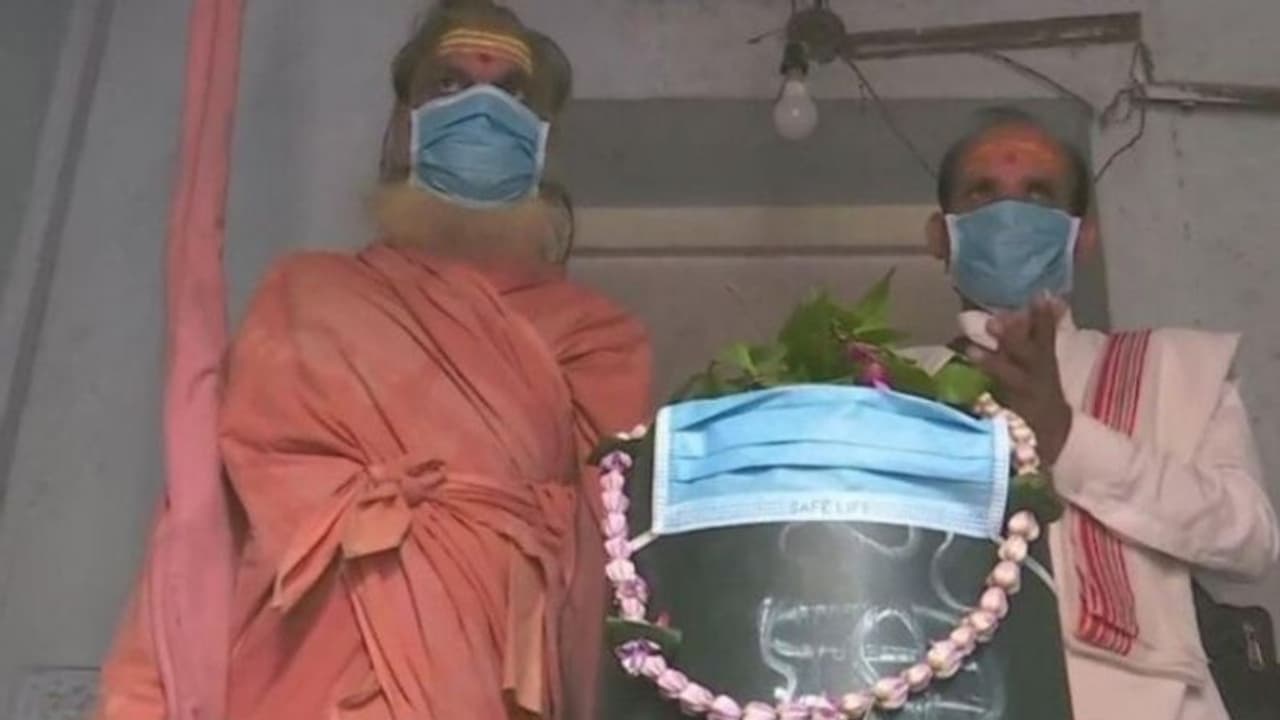 'അവൻ സുരക്ഷിതനാണെങ്കിൽ ഞങ്ങളും സുരക്ഷിതർ'; ശിവലിംഗത്തിനും മാസ്ക് ധരിപ്പിച്ച് ഭക്തർ 'അവൻ സുരക്ഷിതനാണെങ്കിൽ ഞങ്ങളും സുരക്ഷിതർ'; ശിവലിംഗത്തിനും മാസ്ക് ധരിപ്പിച്ച് ഭക്തർ