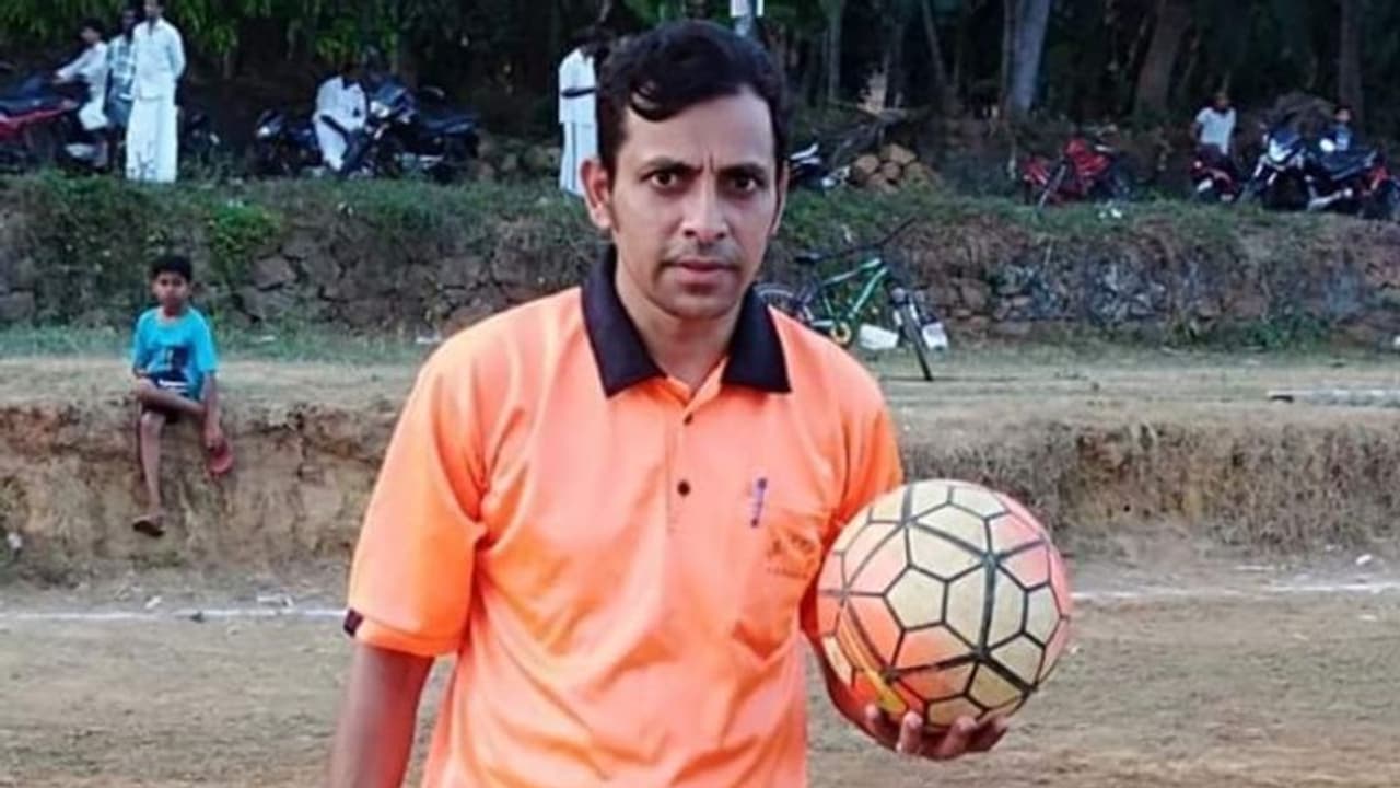 'തനിക്കോ കളിക്കാരനാകാൻ പറ്റിയില്ല, തന്റെ മക്കൾക്കെങ്കിലും'; ഗ്രൗണ്ടിന് വേണ്ടി നിരാഹാരത്തിനൊരുങ്ങി സെവൻസ് കളിക്കാരൻ 'തനിക്കോ കളിക്കാരനാകാൻ പറ്റിയില്ല, തന്റെ മക്കൾക്കെങ്കിലും'; ഗ്രൗണ്ടിന് വേണ്ടി നിരാഹാരത്തിനൊരുങ്ങി സെവൻസ് കളിക്കാരൻ