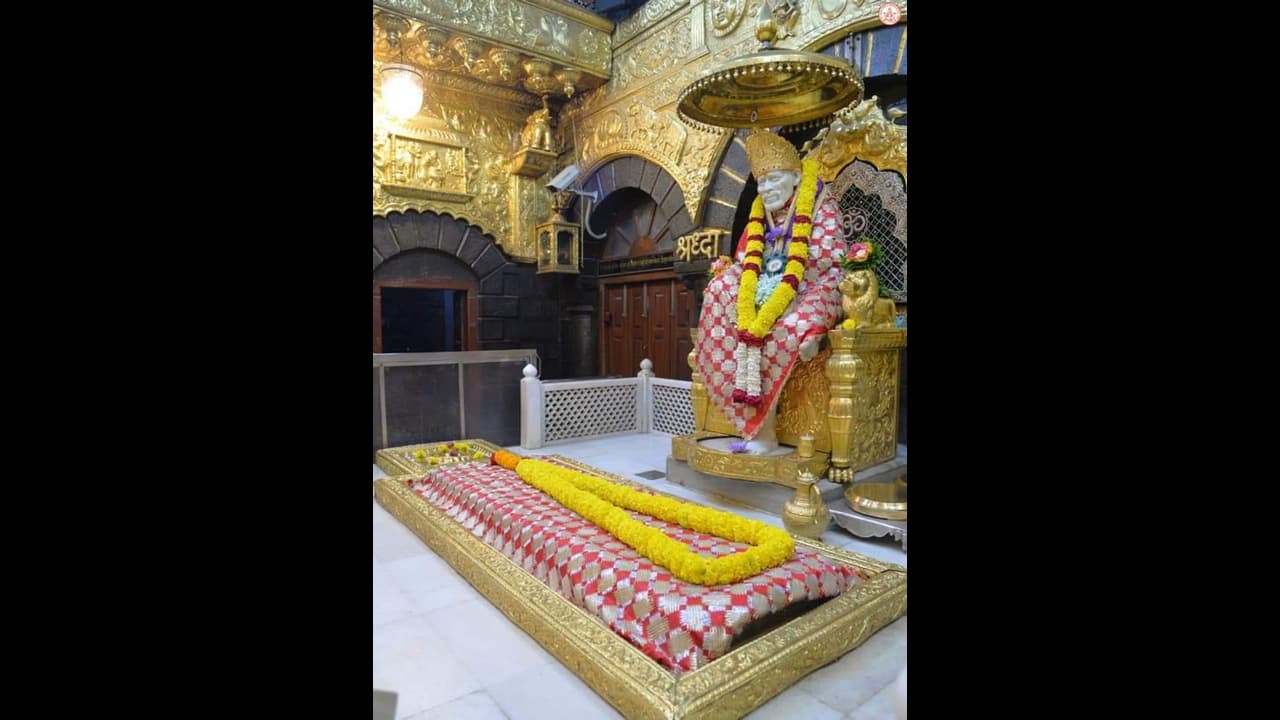 సాయి జన్మభూమి వివాదం: షిరిడీలో కొనసాగుతున్న బంద్... అత్యవసరంగా సమావేశమైన మహా సీఎం సాయి జన్మభూమి వివాదం: షిరిడీలో కొనసాగుతున్న బంద్... అత్యవసరంగా సమావేశమైన మహా సీఎం