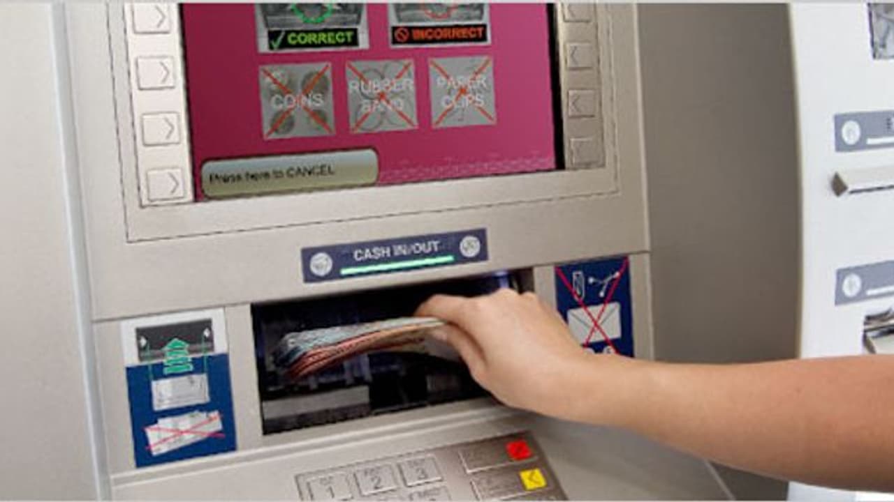 2000 രൂപ നോട്ടുകൾ നിക്ഷേപിക്കാൻ ബാങ്കിൽ ക്യു നിൽക്കേണ്ട; സിഡിഎം വഴി എങ്ങനെ നിക്ഷേപിക്കാം 2000 രൂപ നോട്ടുകൾ നിക്ഷേപിക്കാൻ ബാങ്കിൽ ക്യു നിൽക്കേണ്ട; സിഡിഎം വഴി എങ്ങനെ നിക്ഷേപിക്കാം