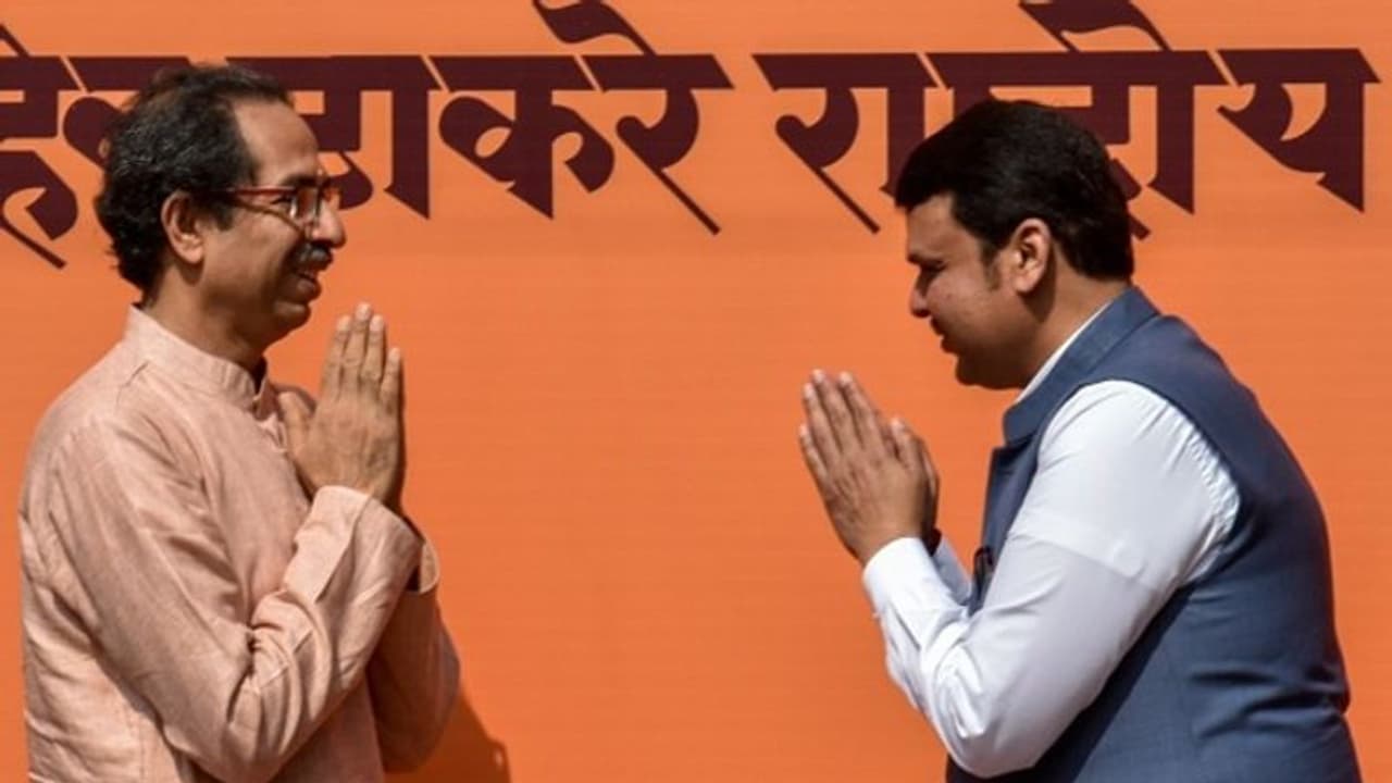 নজরবন্দি বিধায়করা, বিজেপির সঙ্গে আলোচনাতেও শর্ত, ব্যর্থতা ঘোষণার আশায় বসে শিবসেনা নজরবন্দি বিধায়করা, বিজেপির সঙ্গে আলোচনাতেও শর্ত, ব্যর্থতা ঘোষণার আশায় বসে শিবসেনা