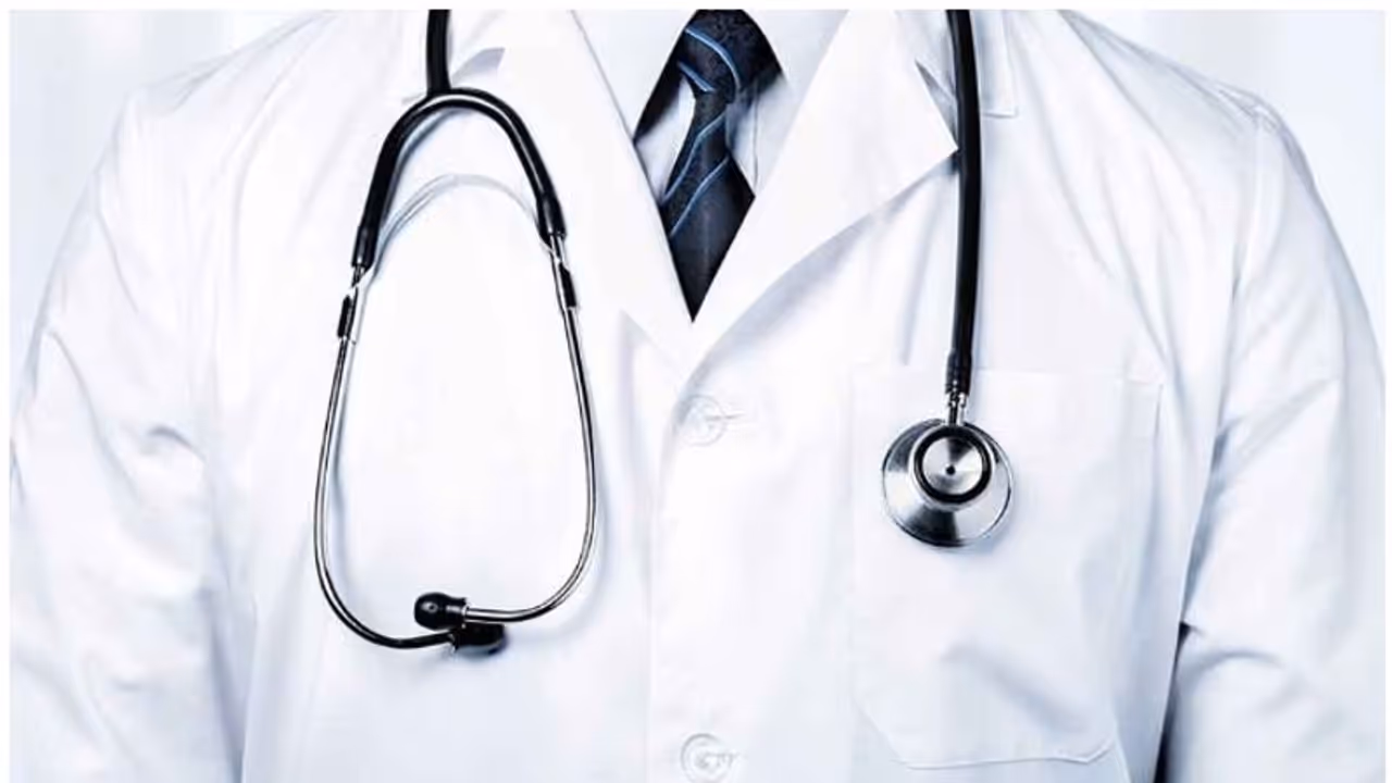 കൊവിഡ് വാര്ഡില് ഡ്യൂട്ടിക്കിട്ട ഡോക്ടര് രാജിവച്ചു, തിരിച്ചെത്തിയില്ലെങ്കില് കേസെടുക്കുമെന്ന് അധികൃതര് കൊവിഡ് വാര്ഡില് ഡ്യൂട്ടിക്കിട്ട ഡോക്ടര് രാജിവച്ചു, തിരിച്ചെത്തിയില്ലെങ്കില് കേസെടുക്കുമെന്ന് അധികൃതര്