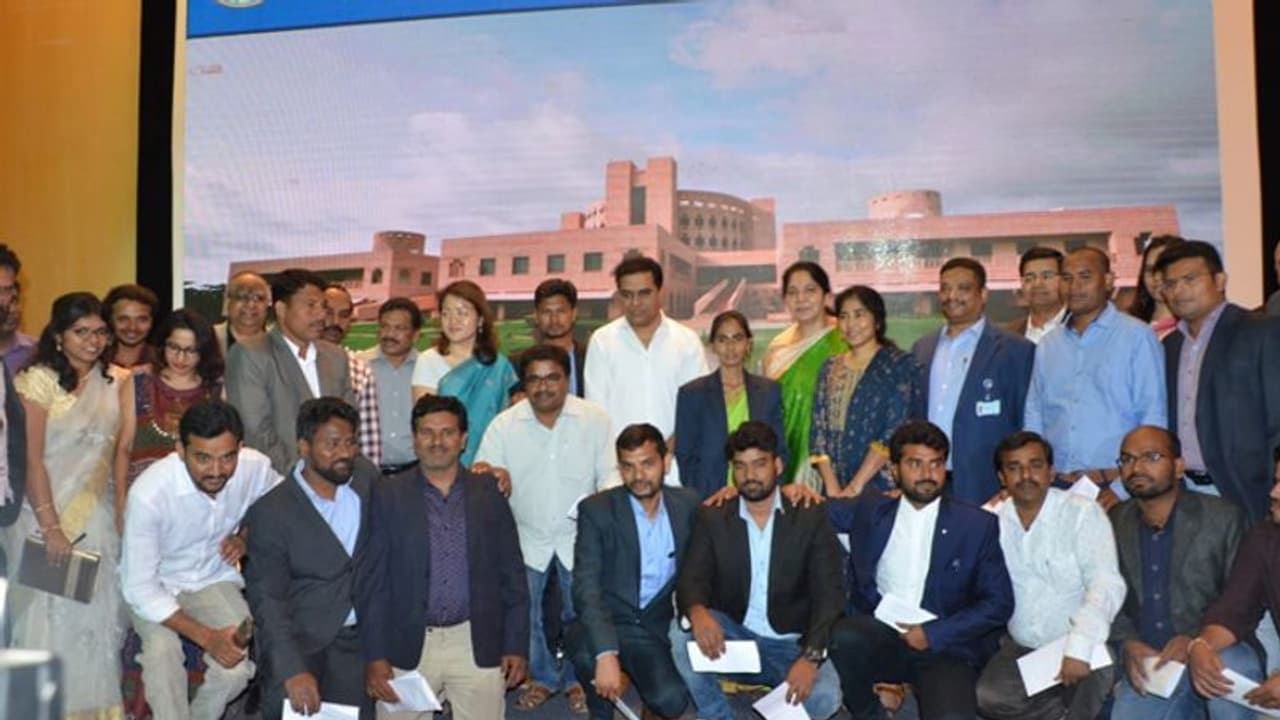 నేనొస్తా.. సెలబ్రిటీలను తీసుకొస్తా: యువ పారిశ్రామిక వేత్తలకు కేటీఆర్ పిలుపు