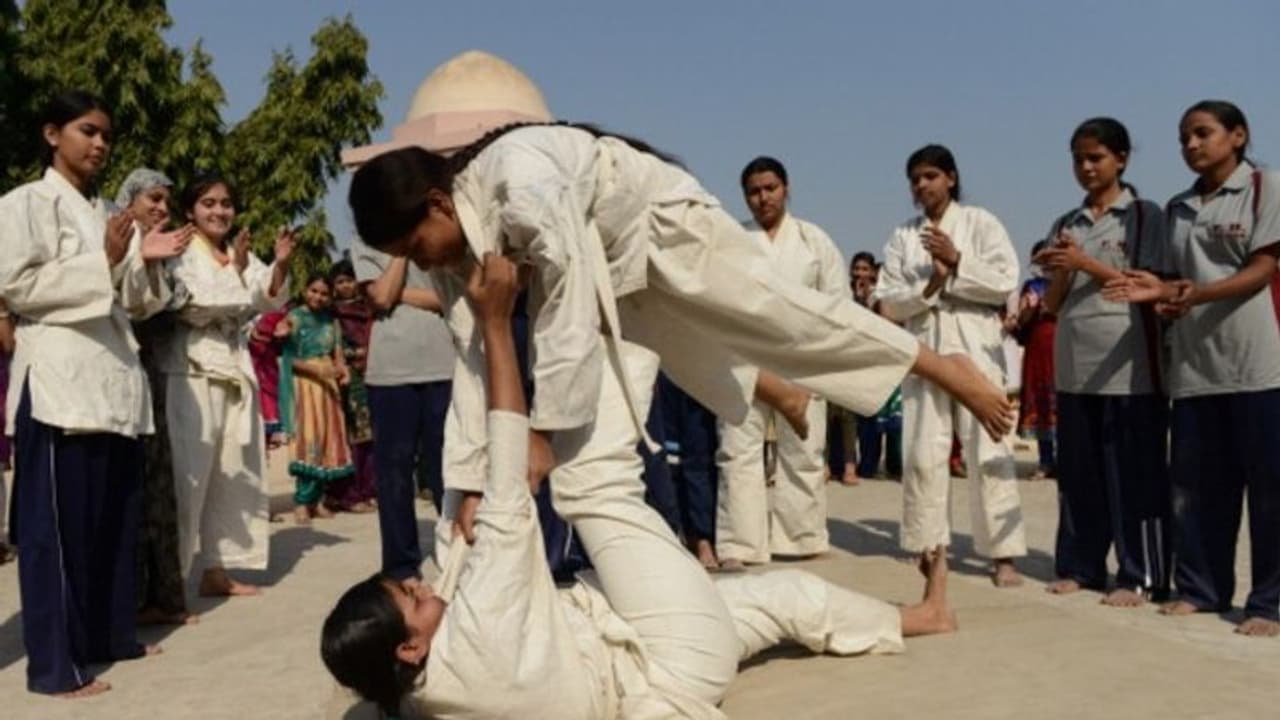 রোমিওদের শিক্ষা দেবে তেজস্বিনীদের দল, নারী সুরক্ষায় উদ্য়োগ কলকাতা পুলিশের রোমিওদের শিক্ষা দেবে তেজস্বিনীদের দল, নারী সুরক্ষায় উদ্য়োগ কলকাতা পুলিশের