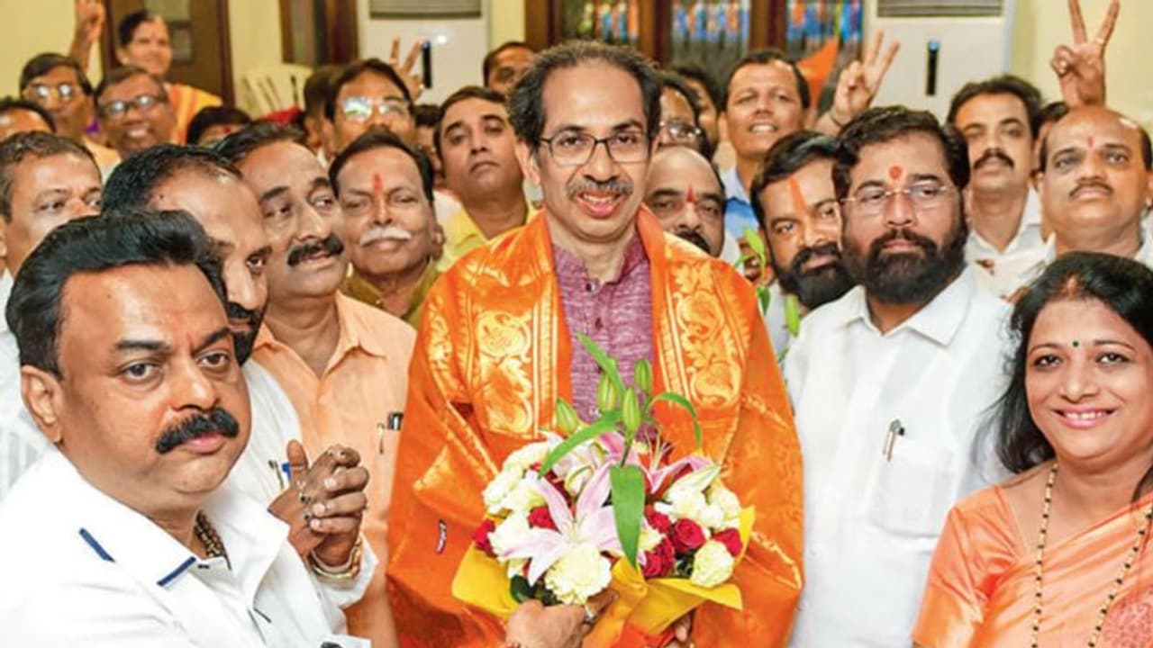 கூவத்தூர் ஃபார்முலாவில் சிவசேனா... பாஜகவை கதறவிடும் உத்தவ் தாக்கரே..! கூவத்தூர் ஃபார்முலாவில் சிவசேனா... பாஜகவை கதறவிடும் உத்தவ் தாக்கரே..!