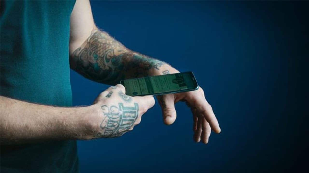 മൈക്രോചിപ്പുകള് ഘടിപ്പിച്ച 5000 പേര്; സ്വകാര്യതയിലുള്ള കടന്നുകയറ്റമാകുമോ എന്ന് ആശങ്ക മൈക്രോചിപ്പുകള് ഘടിപ്പിച്ച 5000 പേര്; സ്വകാര്യതയിലുള്ള കടന്നുകയറ്റമാകുമോ എന്ന് ആശങ്ക