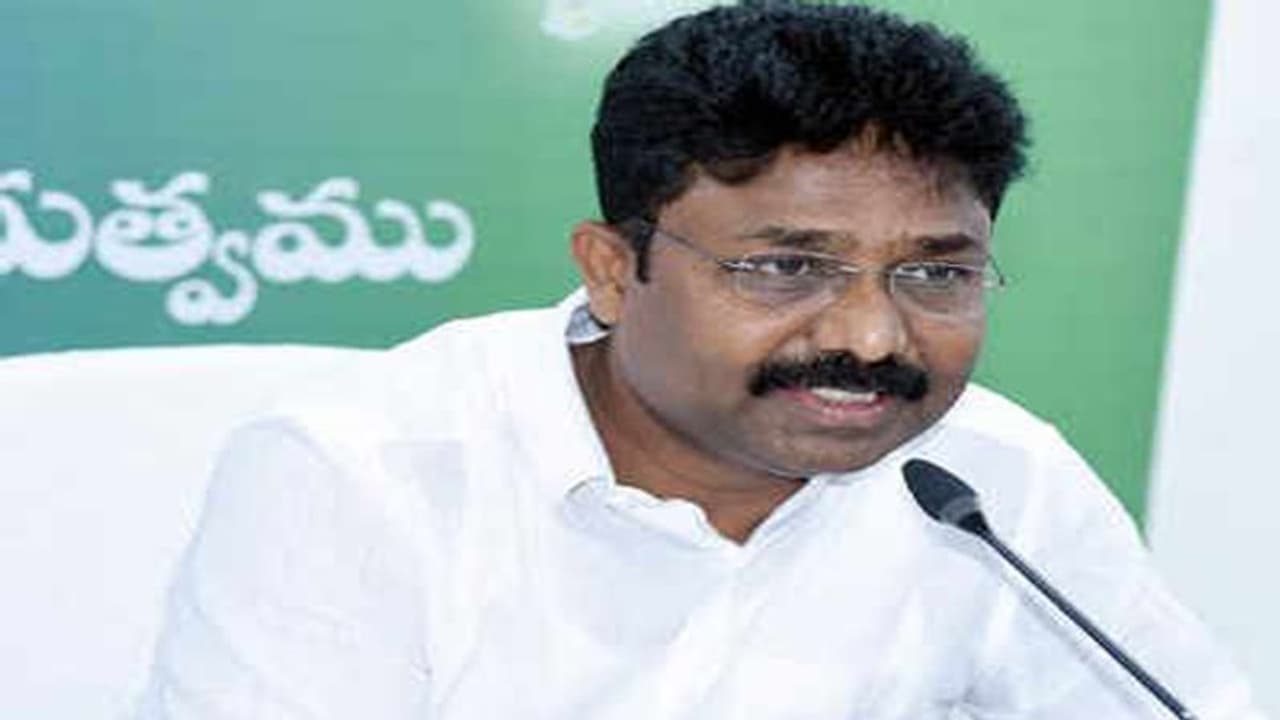 అది ఉన్నతవర్గాల హక్కు మాత్రమే కాదు... అందుకే ఈ నిర్ణయం..: విద్యా మంత్రి అది ఉన్నతవర్గాల హక్కు మాత్రమే కాదు... అందుకే ఈ నిర్ణయం..: విద్యా మంత్రి