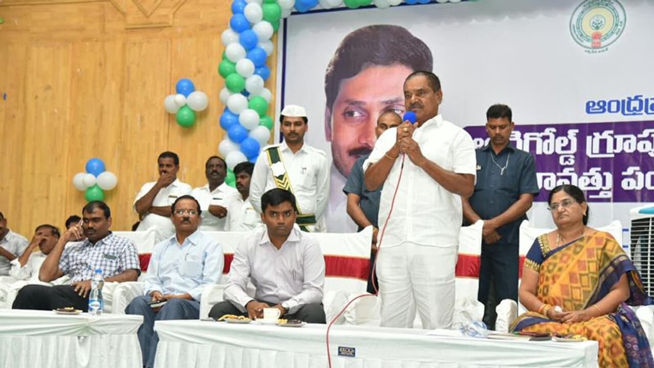 వైసీపీలో చంద్రబాబు కోవర్టులు .. జగన్ ఎవరినీ నమ్మొద్దు : డిప్యూటీ సీఎం నారాయణ స్వామి సంచలన వ్యాఖ్యలు వైసీపీలో చంద్రబాబు కోవర్టులు .. జగన్ ఎవరినీ నమ్మొద్దు : డిప్యూటీ సీఎం నారాయణ స్వామి సంచలన వ్యాఖ్యలు