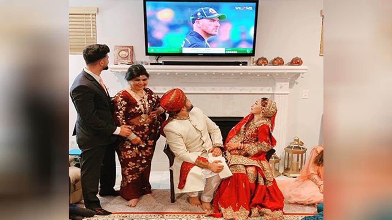 शादी की रात क्रिकेट देखता रहा पाकिस्तानी जोड़ा, ICC ने शेयर की फोटो शादी की रात क्रिकेट देखता रहा पाकिस्तानी जोड़ा, ICC ने शेयर की फोटो