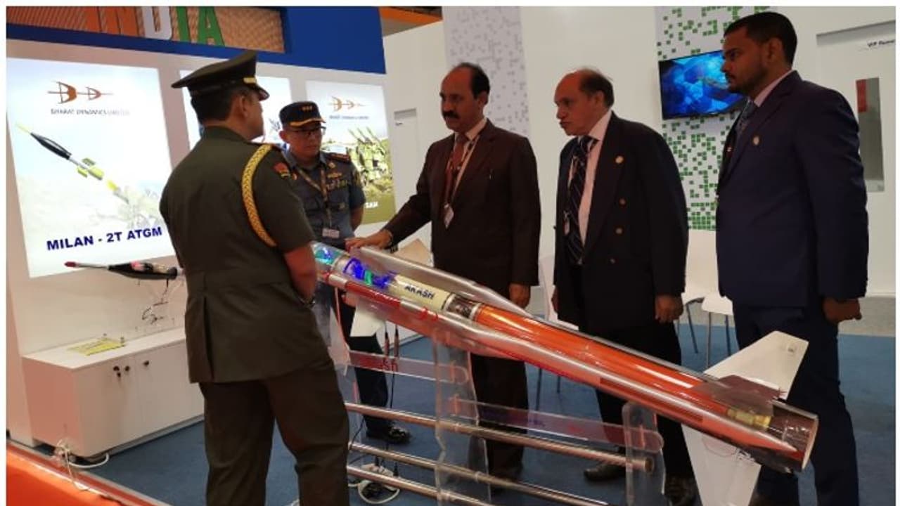 അന്താരാഷ്ട പ്രതിരോധ പ്രദര്ശനത്തില് ശ്രദ്ധേയമായി ഇന്ത്യന് പവിലിയന്; ആയുധങ്ങളില് താത്പര്യവുമായി വിവിധ രാജ്യങ്ങള് അന്താരാഷ്ട പ്രതിരോധ പ്രദര്ശനത്തില് ശ്രദ്ധേയമായി ഇന്ത്യന് പവിലിയന്; ആയുധങ്ങളില് താത്പര്യവുമായി വിവിധ രാജ്യങ്ങള്