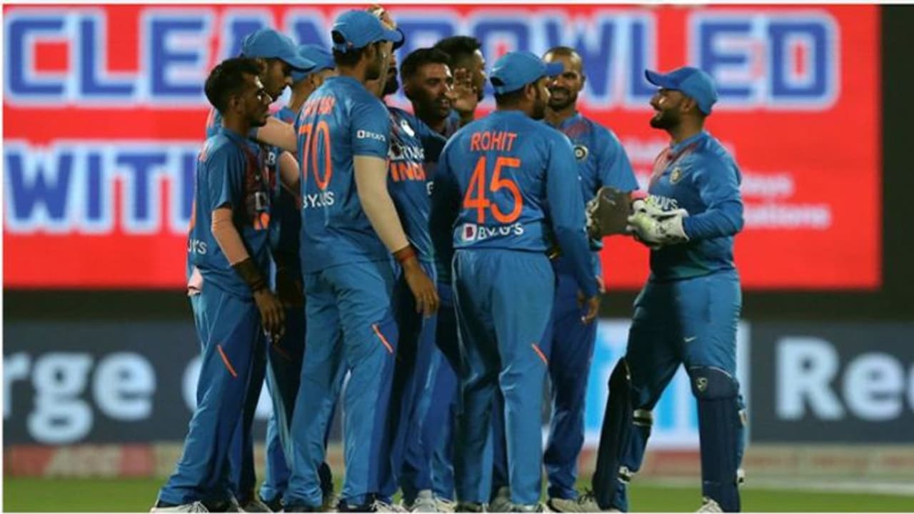 भारत की जीत के बाद भी सोशल मीडिया पर इन दो खिलाड़ियों का उड़ा मजाक भारत की जीत के बाद भी सोशल मीडिया पर इन दो खिलाड़ियों का उड़ा मजाक