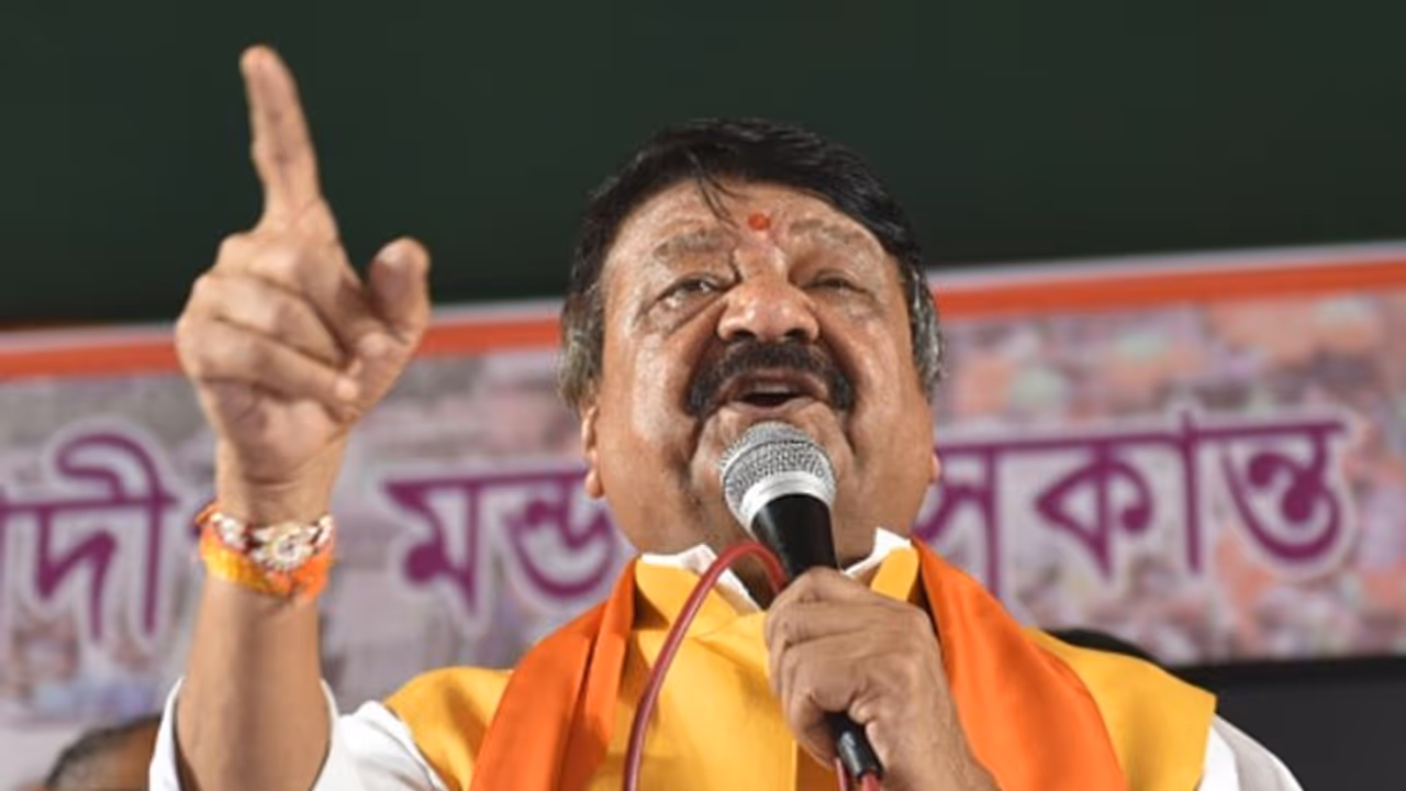 জয়েন্টের প্রশ্ন বাংলায় হোক চাননি, ভাষার নামে বিভাজন করছেন মমতা জয়েন্টের প্রশ্ন বাংলায় হোক চাননি, ভাষার নামে বিভাজন করছেন মমতা