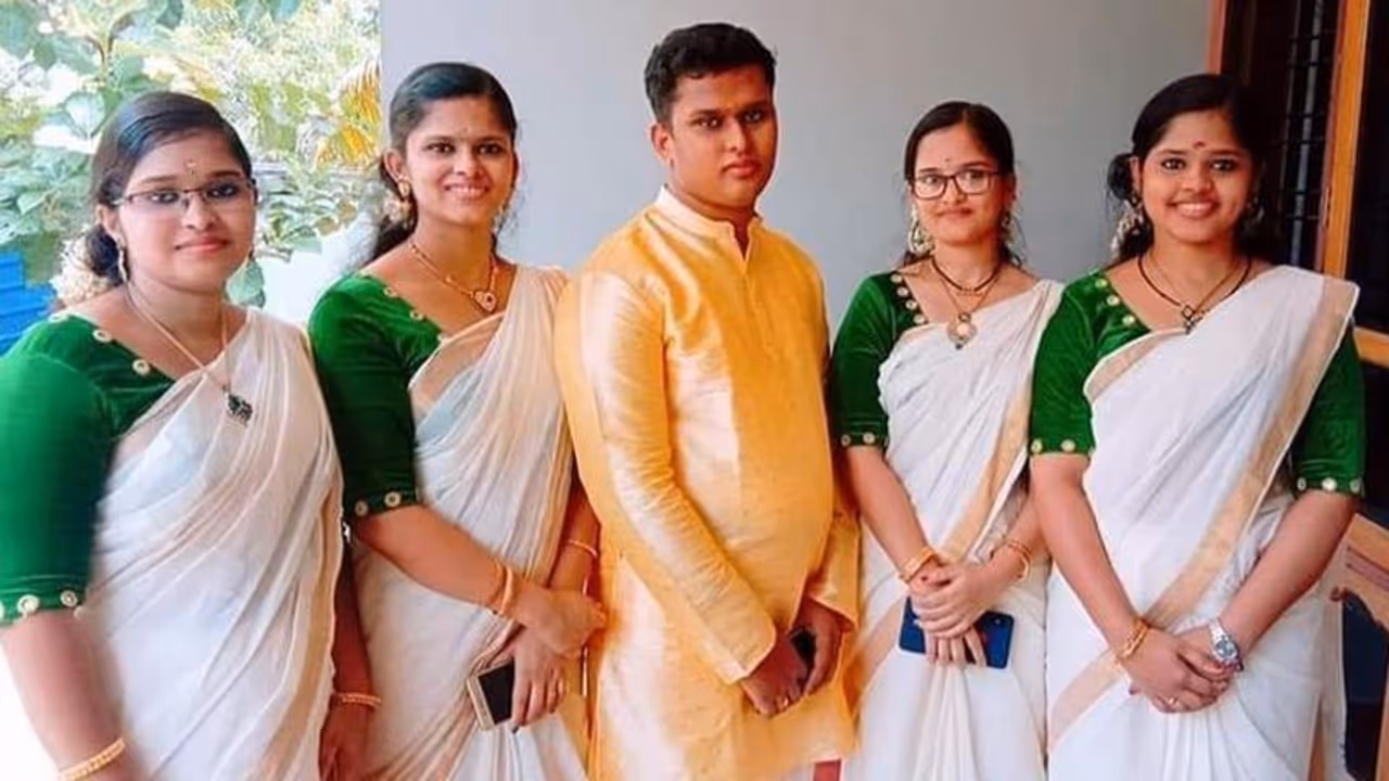 கேரளாவின் நட்சத்திரகுடும்பம்: ஒரே பிரசவத்தில் பிறந்த 4 சகோதரிகளுக்கு ஒரேநாளில் திருமணம்: காத்திருக்கும் 5 வது பிறந்த சகோதரர் கேரளாவின் நட்சத்திரகுடும்பம்: ஒரே பிரசவத்தில் பிறந்த 4 சகோதரிகளுக்கு ஒரேநாளில் திருமணம்: காத்திருக்கும் 5 வது பிறந்த சகோதரர்