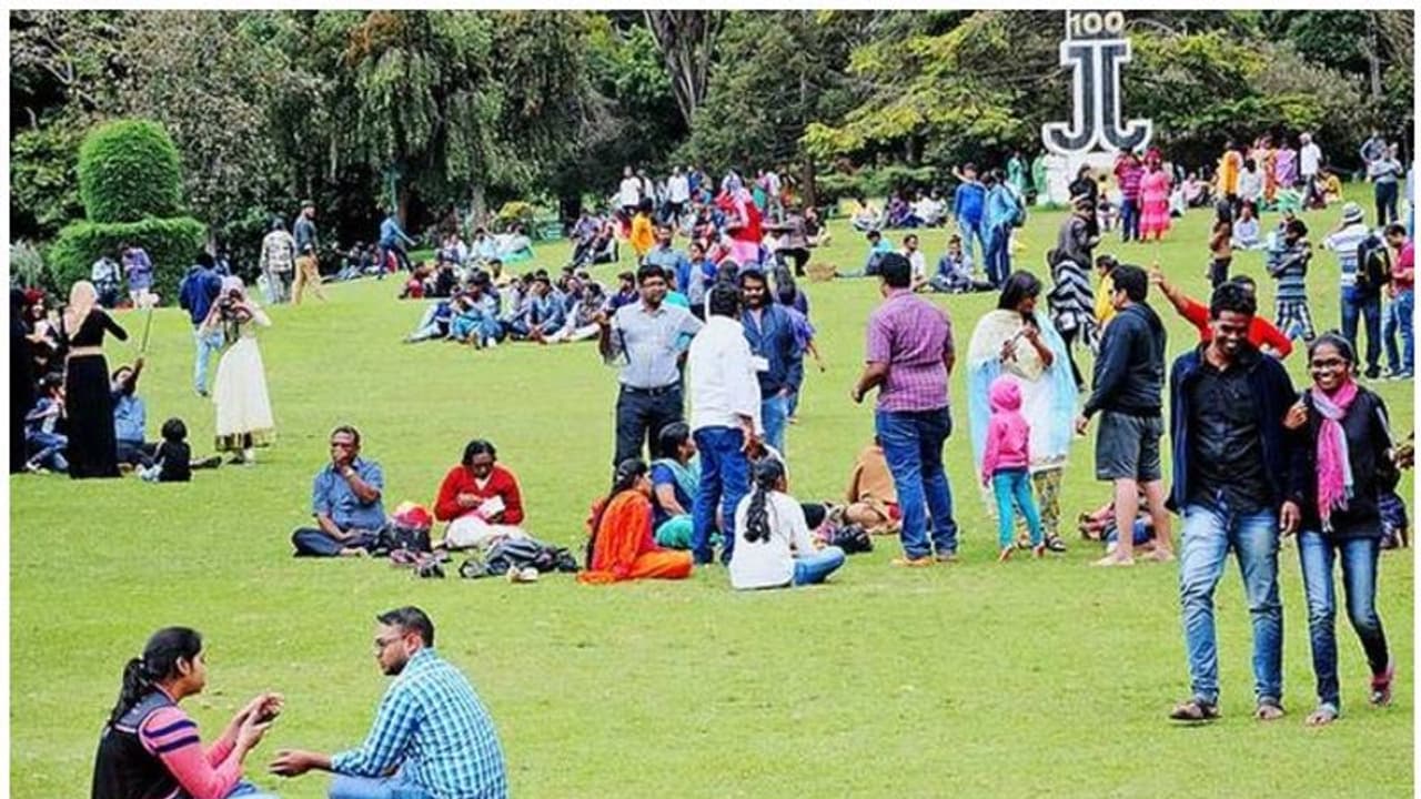 ഊട്ടിയില് പൊതുസ്ഥലങ്ങളില് മദ്യക്കുപ്പികള് വലിച്ചെറിഞ്ഞാല് ഇനി 'കീശ കാലിയാകും' ഊട്ടിയില് പൊതുസ്ഥലങ്ങളില് മദ്യക്കുപ്പികള് വലിച്ചെറിഞ്ഞാല് ഇനി 'കീശ കാലിയാകും'