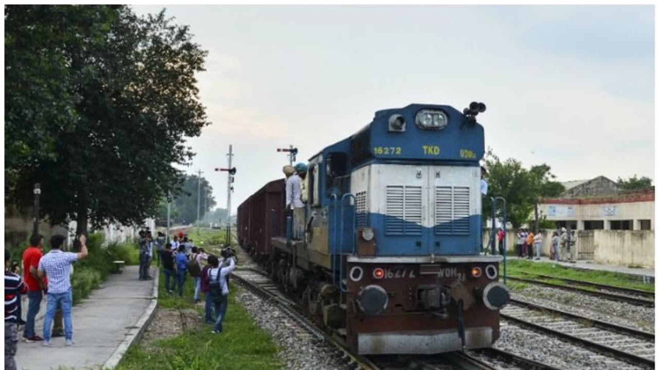 വാരാണസിയിലെ റെയിൽവേ സ്റ്റേഷനുകളിൽ ഇനി മലയാളം മുഴങ്ങും വാരാണസിയിലെ റെയിൽവേ സ്റ്റേഷനുകളിൽ ഇനി മലയാളം മുഴങ്ങും