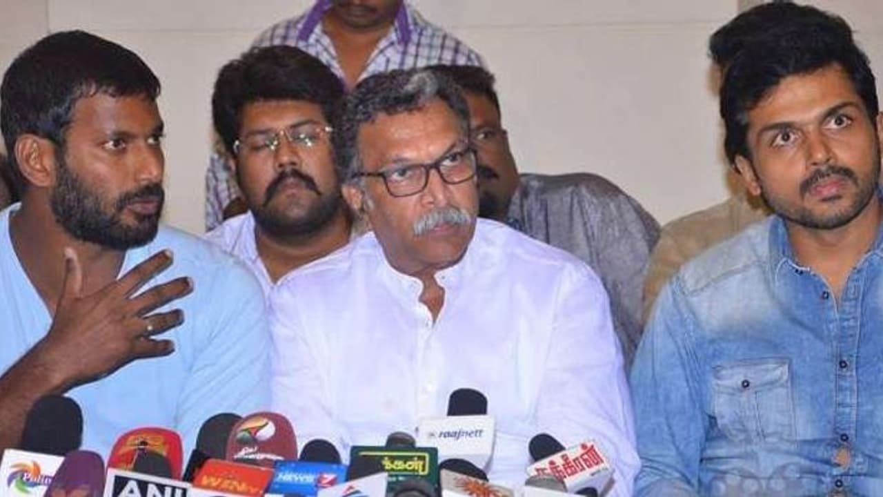 நலிந்த கலைஞர்களுக்காக உதவ நடிகர் நாசர் செய்த அதிரடி செயல்!