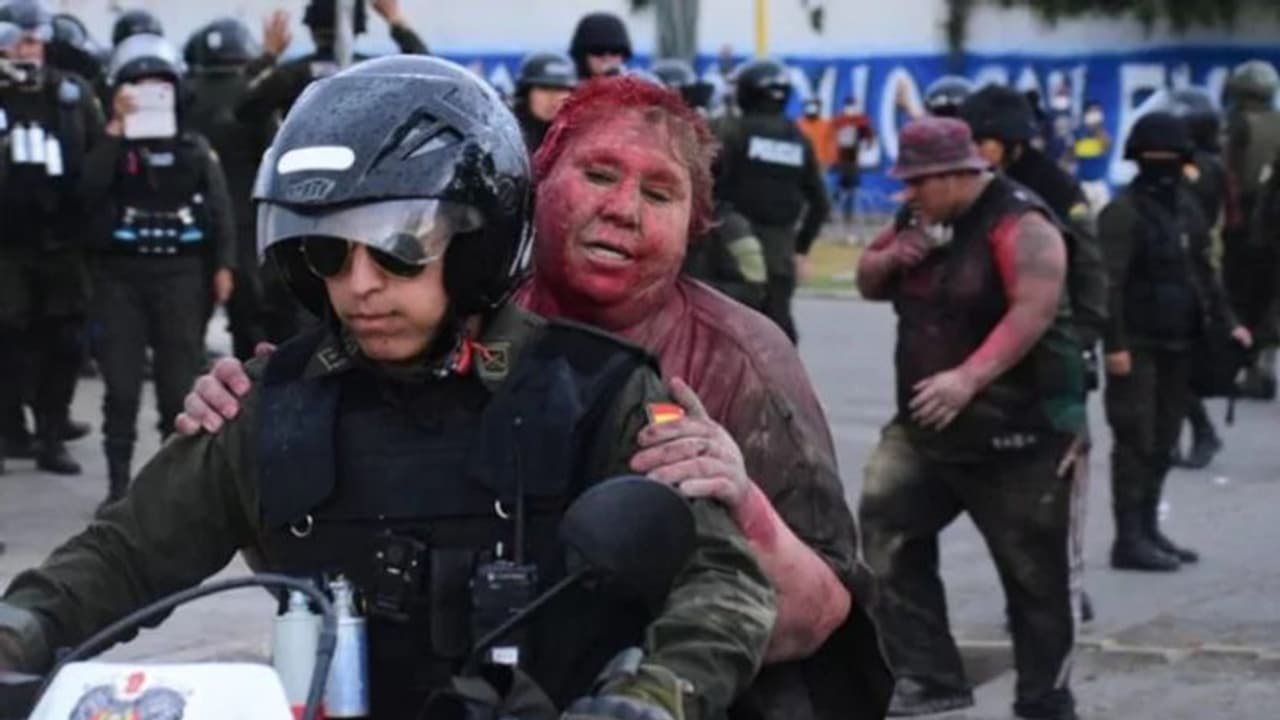 മേയറെ വലിച്ചിഴച്ച് തെരുവിലിട്ട് മഷി ഒഴിച്ചു, മുടിമുറിച്ചു, രാജിക്കത്തില്‍ ഒപ്പുവപ്പിച്ചു; ആളിക്കത്തി ബൊളീവിയ