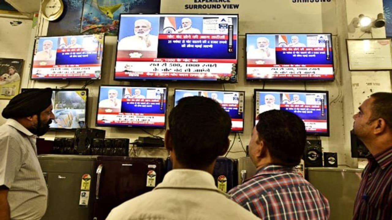 আড়ালে তৈরি খসড়া, ফের হতে পারে বিমুদ্রাকরণের মতো বড় ঘোষণা, নোটের পর মোদীর নিশানায় কে আড়ালে তৈরি খসড়া, ফের হতে পারে বিমুদ্রাকরণের মতো বড় ঘোষণা, নোটের পর মোদীর নিশানায় কে