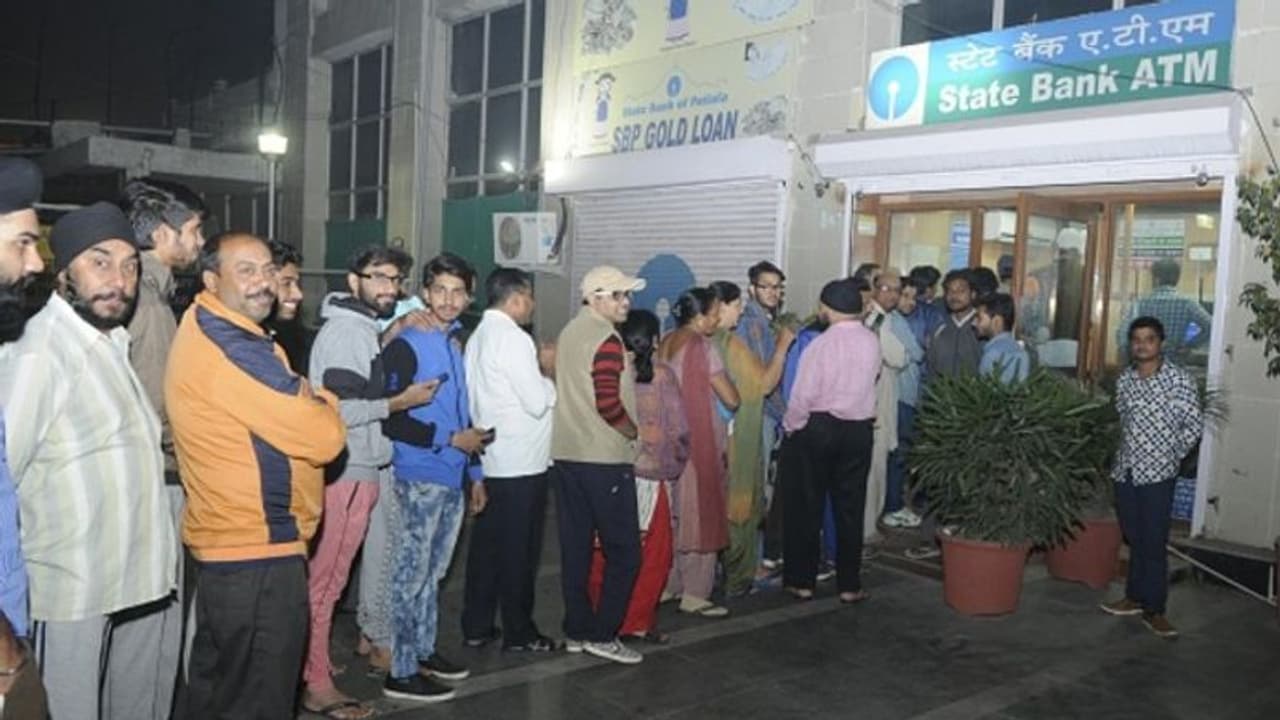 নোটবন্দির ৩ বছর, অর্থনৈতিক মন্দার জন্য কি মোদীর ওই সিদ্ধান্তই দায়ী, কি বলছে জনগণ