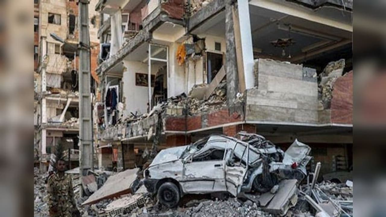 ईरान में 5.9 तीव्रता का भूकंप, पांच मरे, 120 घायल ईरान में 5.9 तीव्रता का भूकंप, पांच मरे, 120 घायल