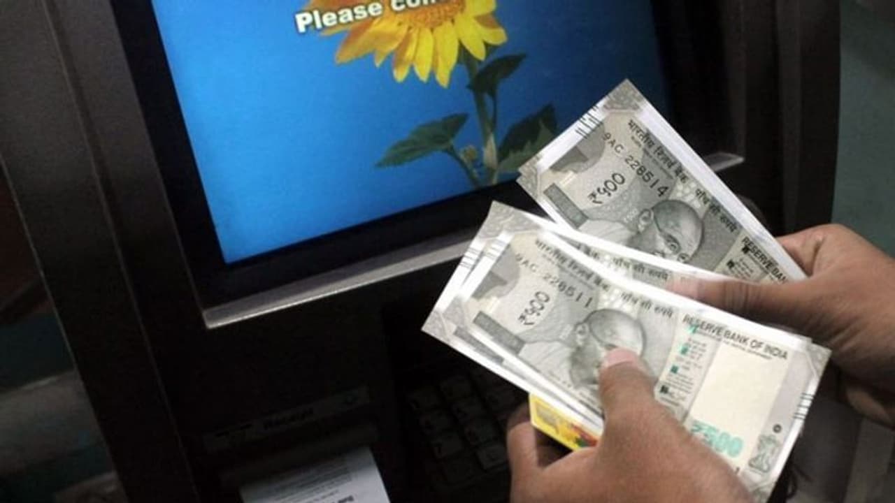 இன்ப அதிர்ச்சி கொடுத்த ஏடிஎம்... அழுத்தியது ரூ.200 வந்தது 500... அலைமோதிய மக்கள் கூட்டம்..!