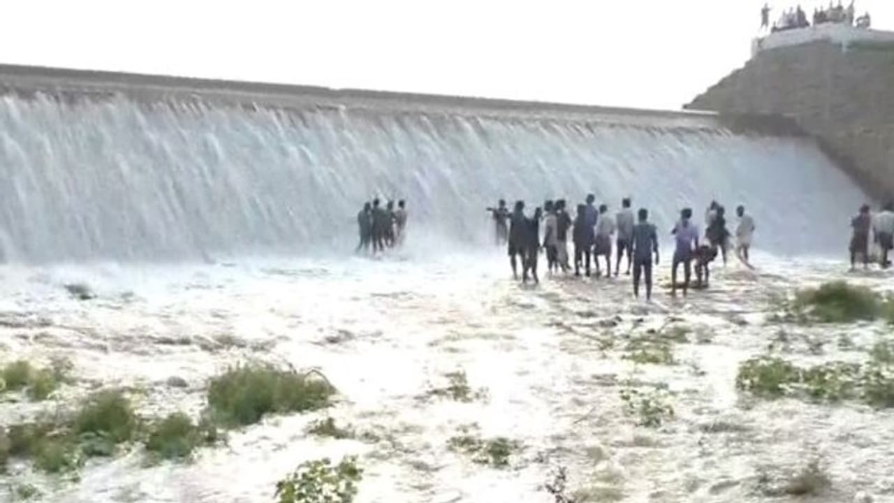 20 ஆண்டுகளுக்கு பின் உயிர்பெற்ற ஆத்துப்பாளையம் அணை..! அமைச்சரின் தீவிர முயற்சிக்கு பொதுமக்கள் பாராட்டு..! 20 ஆண்டுகளுக்கு பின் உயிர்பெற்ற ஆத்துப்பாளையம் அணை..! அமைச்சரின் தீவிர முயற்சிக்கு பொதுமக்கள் பாராட்டு..!