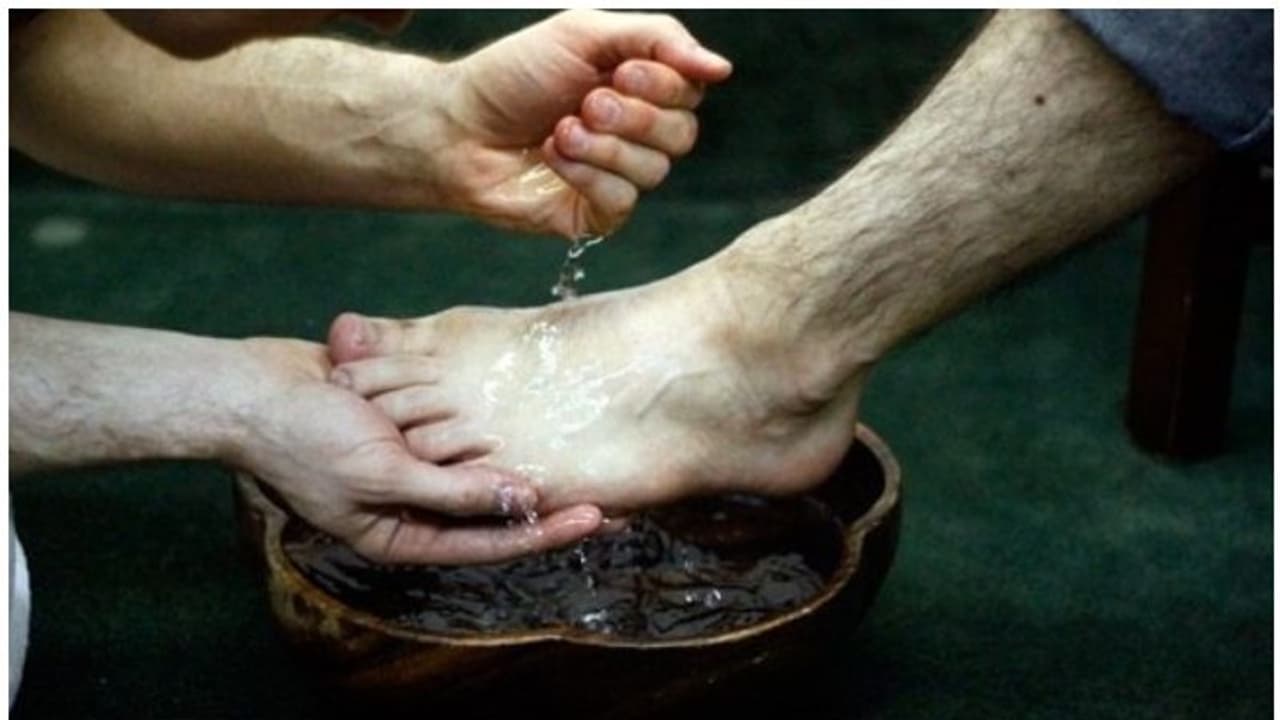 കമ്പനിക്ക് വേണ്ടി അദ്ധ്വാനിച്ചു; നന്ദി പ്രകടിപ്പിക്കാന് മികച്ച ജീവനക്കാരുടെ കാല് കഴുകി മേലധികാരികള് കമ്പനിക്ക് വേണ്ടി അദ്ധ്വാനിച്ചു; നന്ദി പ്രകടിപ്പിക്കാന് മികച്ച ജീവനക്കാരുടെ കാല് കഴുകി മേലധികാരികള്