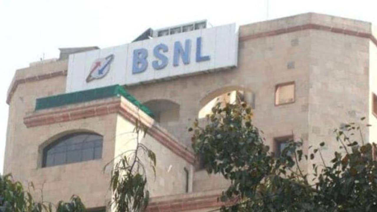 వీఆరెస్కు రెండ్రోజుల్లో ఎంత మంది దరఖాస్తు చేసుకున్నారో తెలుసా...? వీఆరెస్కు రెండ్రోజుల్లో ఎంత మంది దరఖాస్తు చేసుకున్నారో తెలుసా...?