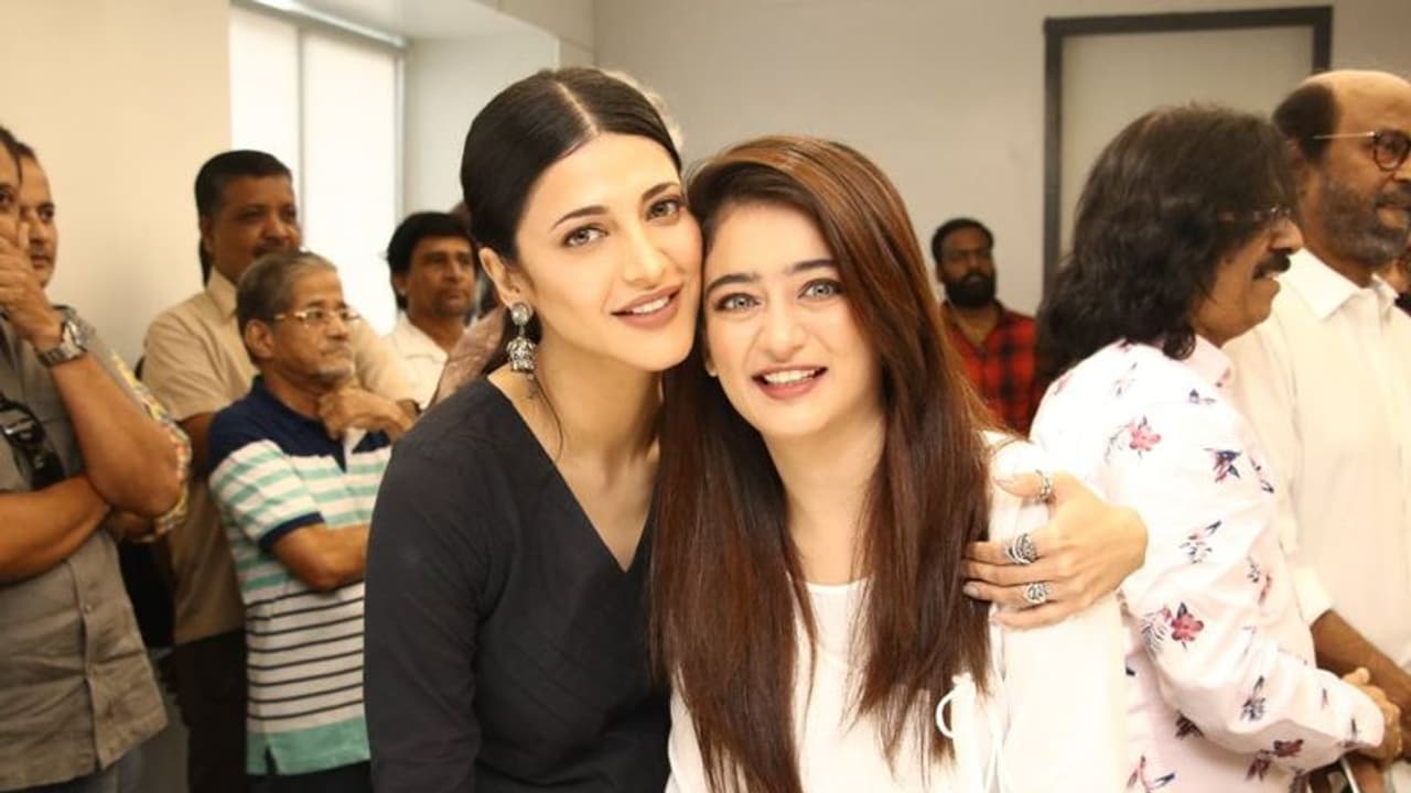 என்னா பாசம்... சோசியல் மீடியாவை தெறிக்கவிடும் கமல் மகள்கள்... லைக்குகளை குவிக்கும் அக்கா, தங்கை சேட்டை புகைப்படம்...!