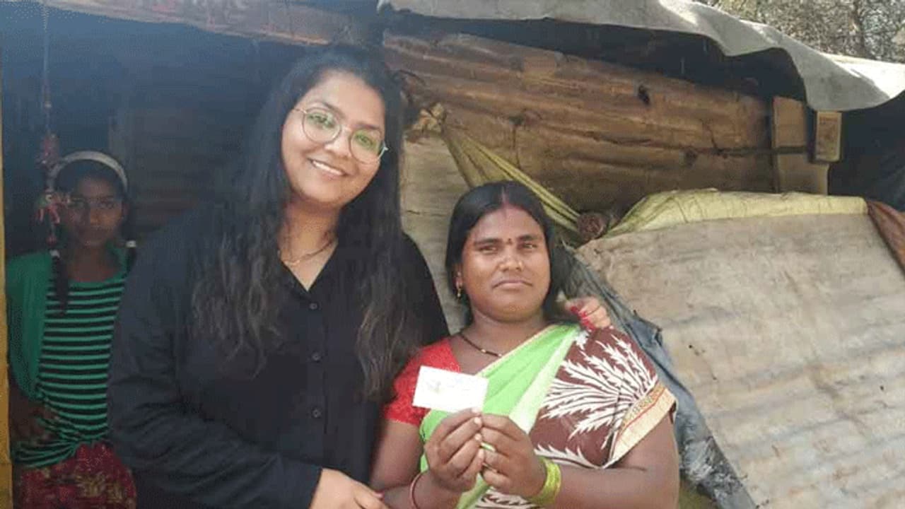 रातोंरात स्टार बन गई ये कामवाली बाई, जानिए क्यों पूरे देश से इनको आ रहे फोन रातोंरात स्टार बन गई ये कामवाली बाई, जानिए क्यों पूरे देश से इनको आ रहे फोन