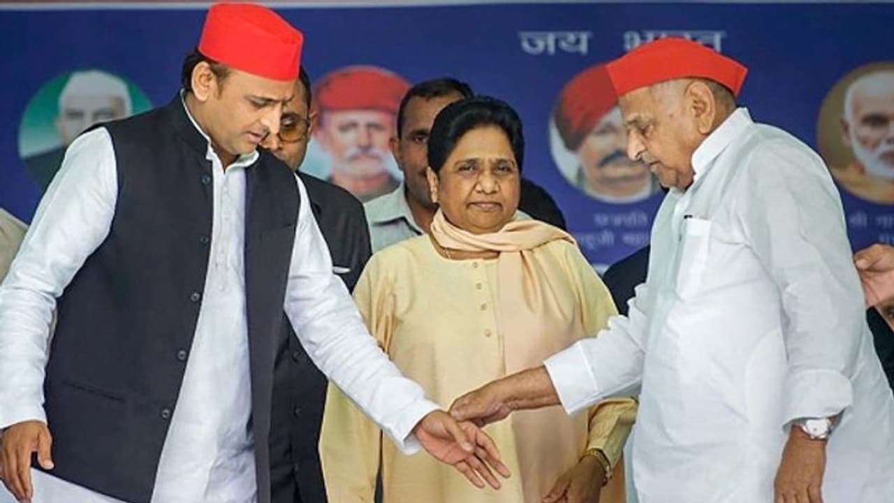 गेस्ट हाउस कांड: मायावती ने 24 साल बाद मुलायम के खिलाफ वापस लिया केस, एक MLA ने बचाई थी जान गेस्ट हाउस कांड: मायावती ने 24 साल बाद मुलायम के खिलाफ वापस लिया केस, एक MLA ने बचाई थी जान