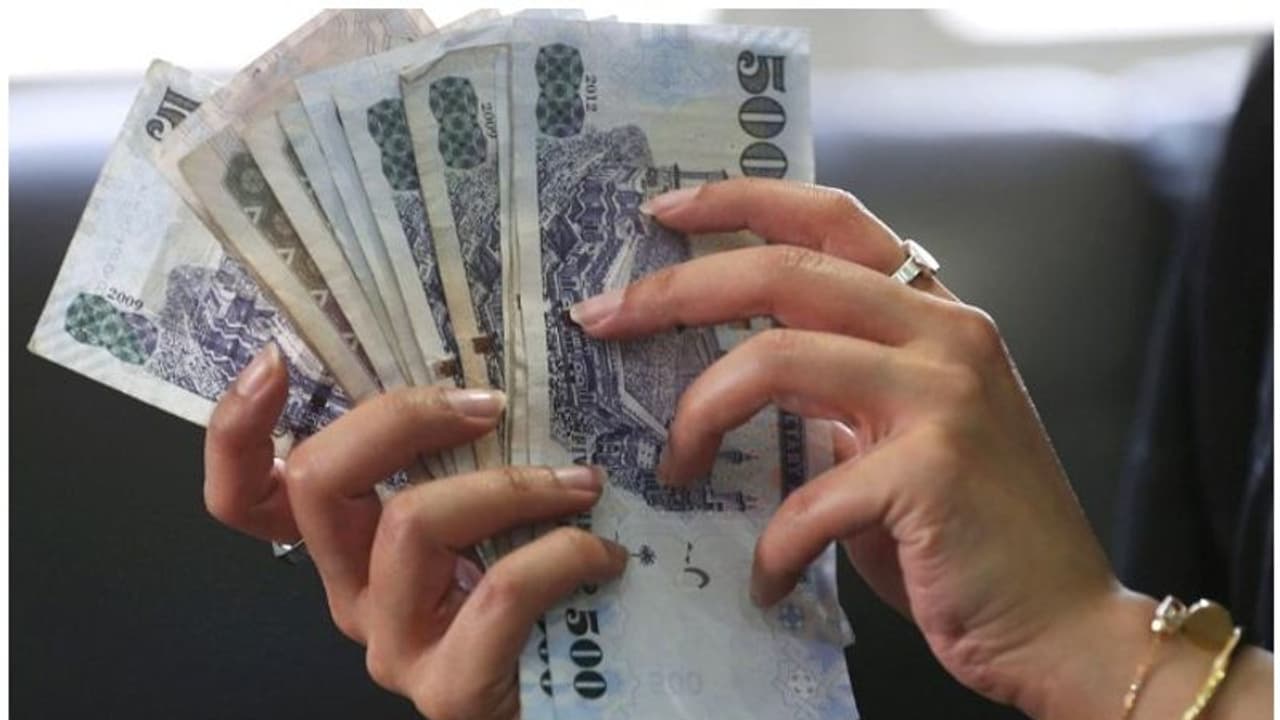 ബാങ്കില് പണം നിക്ഷേപിക്കുന്നതിന് മുന്പ് പ്രവാസികള് ഇക്കാര്യം ശ്രദ്ധിക്കുക ബാങ്കില് പണം നിക്ഷേപിക്കുന്നതിന് മുന്പ് പ്രവാസികള് ഇക്കാര്യം ശ്രദ്ധിക്കുക