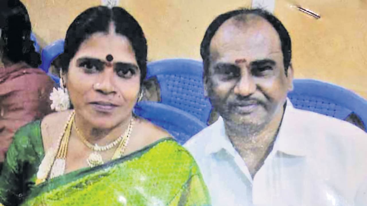 'பிள்ளைகளை தொந்தரவு செய்யாதீங்க'..! தலைவிரித்தாடிய கடன்தொல்லையால் தற்கொலை செய்த வயதான தம்பதி உருக்கம்..!