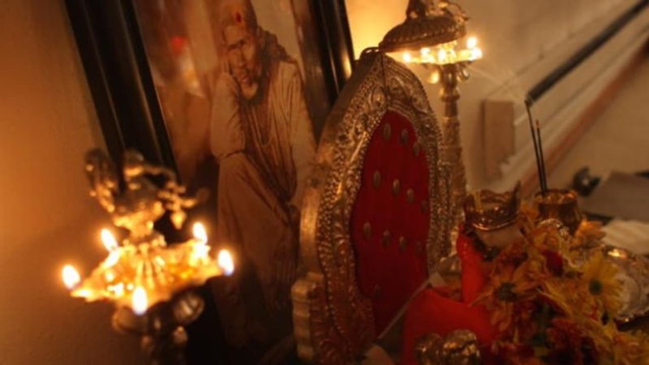 তিন বছর পরেও দানপাত্র উপচে পড়ছে বাতিল নোটে, মহাফ্যাসাদে মন্দির কমিটির সদস্যরা তিন বছর পরেও দানপাত্র উপচে পড়ছে বাতিল নোটে, মহাফ্যাসাদে মন্দির কমিটির সদস্যরা