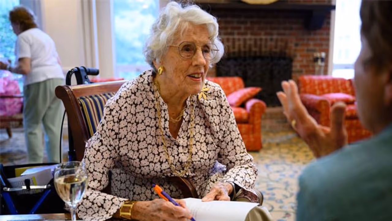 നൂറ്റിയൊന്നാമത്തെ വയസ്സില്‍ ആദ്യ കവിതാസമാഹാരം, വെറുതെയിരിക്കാനിഷ്‍ടപ്പെടാത്തൊരു മുത്തശ്ശി