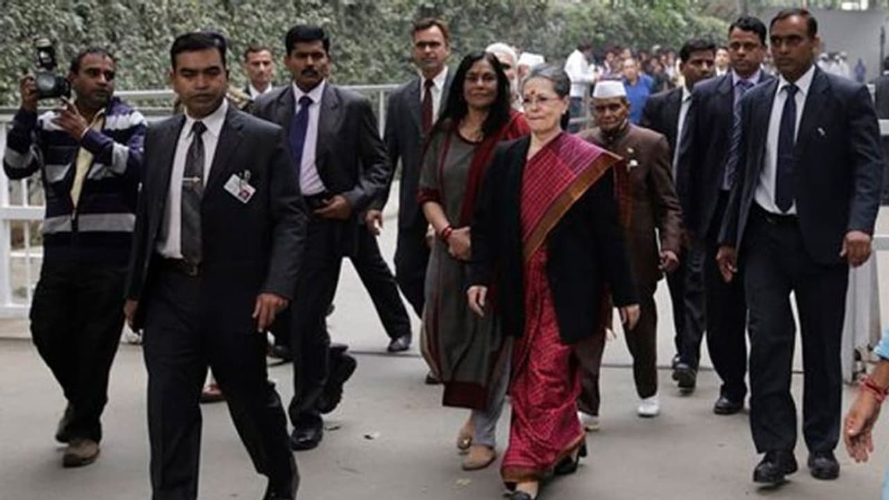 సోనియా కుటుంబానికి మోడీ షాక్: ఎస్పీజీ భద్రత తొలగింపు సోనియా కుటుంబానికి మోడీ షాక్: ఎస్పీజీ భద్రత తొలగింపు