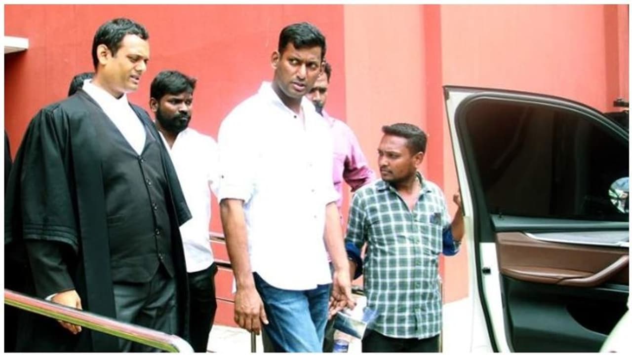 ’நடிகர் சங்க ரிமோட்டையும் கையில எடுத்துக்கிட்டாங்க மை லார்ட்’...கோர்ட்டில் குமுறிய விஷால்... ’நடிகர் சங்க ரிமோட்டையும் கையில எடுத்துக்கிட்டாங்க மை லார்ட்’...கோர்ட்டில் குமுறிய விஷால்...