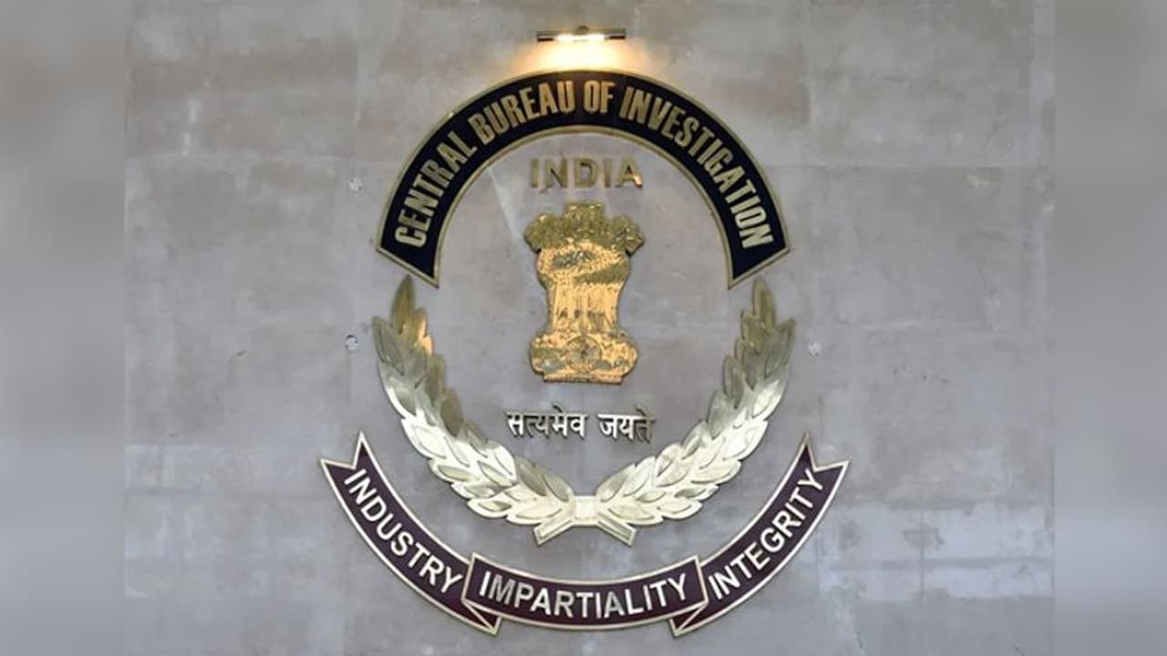 CBI अधिकारी ने ED की धमकी देकर कारोबारी से वसूले करोड़ों रूपए, मामला दर्ज CBI अधिकारी ने ED की धमकी देकर कारोबारी से वसूले करोड़ों रूपए, मामला दर्ज