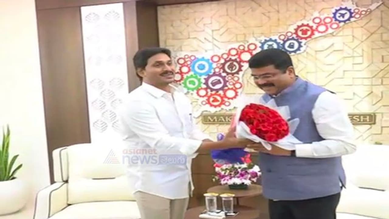 ఆ రాష్ట్రాలకు ఏపీ ఆదర్శం... జగన్ పై కేంద్ర మంత్రి ధర్మెంద్ర ప్రధాన్ ప్రశంసలు ఆ రాష్ట్రాలకు ఏపీ ఆదర్శం... జగన్ పై కేంద్ర మంత్రి ధర్మెంద్ర ప్రధాన్ ప్రశంసలు