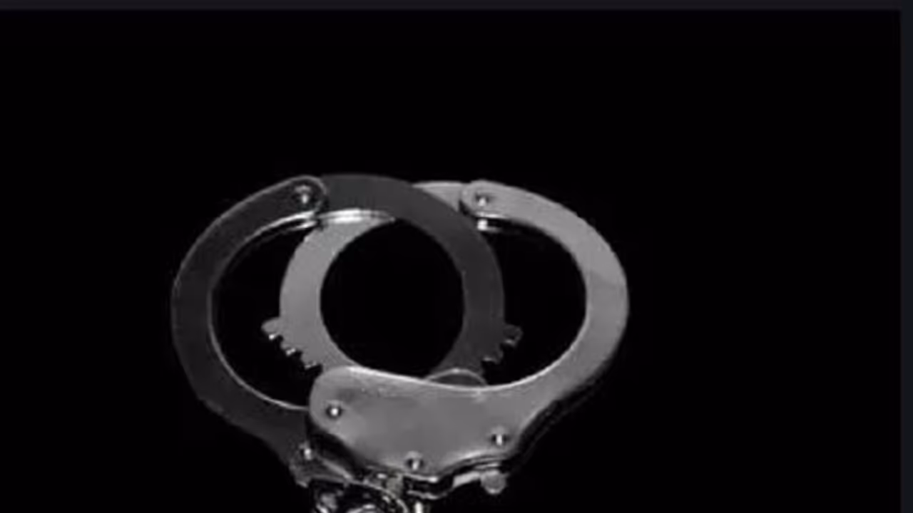 భర్త మాజీ భార్యను గేలిచేసిన మహిళ... అరెస్ట్ భర్త మాజీ భార్యను గేలిచేసిన మహిళ... అరెస్ట్