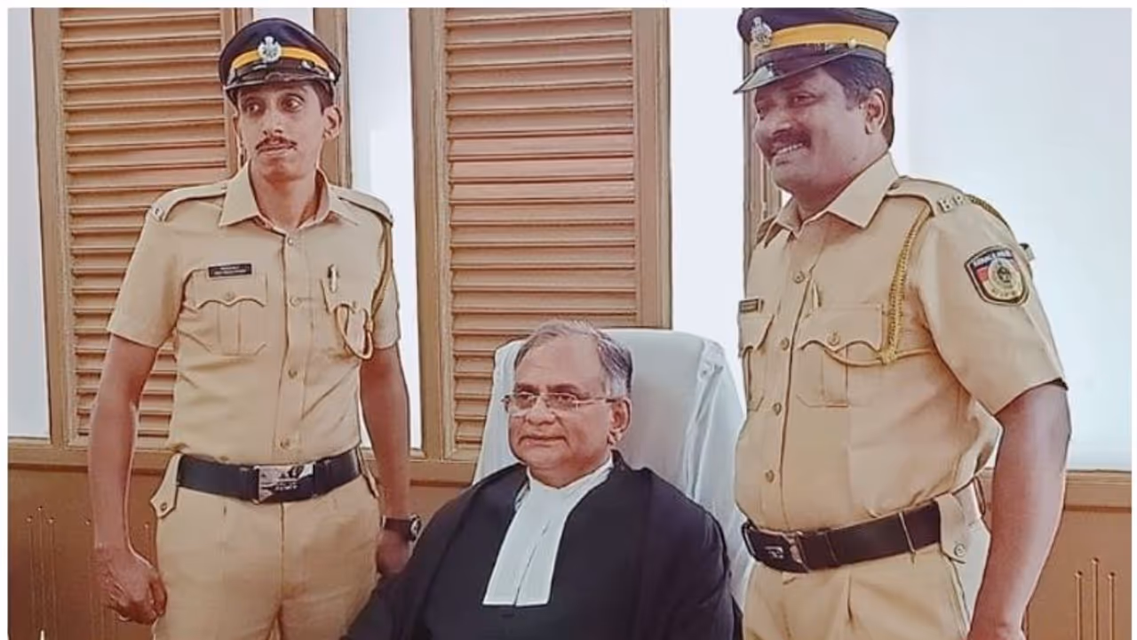 "സാറാണ് സാറേ സാറ്...''; ജഡ്ജി വിരമിച്ചപ്പോള് പൊലീസുകാന്റെ വികാരനിര്ഭര കുറിപ്പ് "സാറാണ് സാറേ സാറ്...''; ജഡ്ജി വിരമിച്ചപ്പോള് പൊലീസുകാന്റെ വികാരനിര്ഭര കുറിപ്പ്